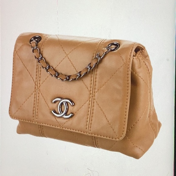 CHANEL Handbags - Authentic Lambskin Chanel bag